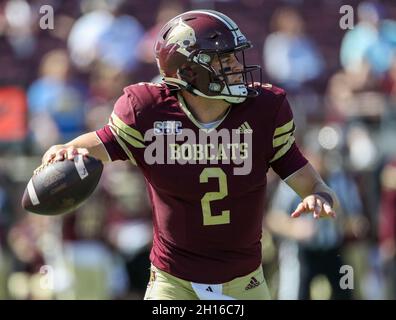 16 ottobre 2021: Texas state Bobcats quarterback Brady McBride (2) esce a guardare per passare durante una partita di football NCAA tra Texas state e Troy il 16 ottobre 2021 a San Marcos, Texas. (Credit Image: © Scott Coleman/ZUMA Press Wire) Foto Stock