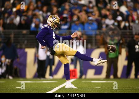 Seattle, WA, Stati Uniti. 16 ottobre 2021. Washington Huskies Punter Race Porter (46) si allontana durante una partita tra i Bruins UCLA e Washington Huskies all'Husky Stadium di Seattle, Washington. I Bruins sconfissero gli Huskies 24-17. Sean Brown/CSM/Alamy Live News Foto Stock