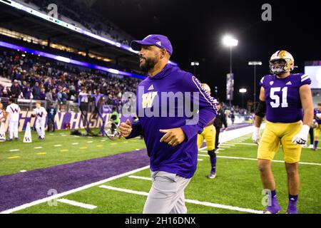 Seattle, WA, Stati Uniti. 16 ottobre 2021. L'allenatore di Washington Huskies Jimmy Lake entra nell'armadietto dopo una partita tra i Bruins UCLA e i Washington Huskies all'Husky Stadium di Seattle, Washington. I Bruins sconfissero gli Huskies 24-17. Sean BrownCSM/Alamy Live News Foto Stock