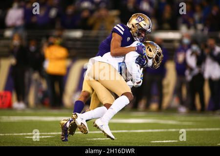 Seattle, WA, Stati Uniti. 16 ottobre 2021. UCLA Bruins difensive back Devin Kirkwood (26) intercetta un pass durante una partita tra i Bruins UCLA e Washington Huskies all'Husky Stadium di Seattle, Washington. I Bruins sconfissero gli Huskies 24-17. Sean Brown/CSM/Alamy Live News Foto Stock