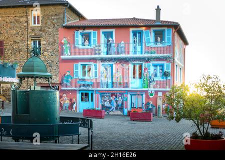 Village de Clochemerle, Vaux en Beaujolais, Francia Foto Stock