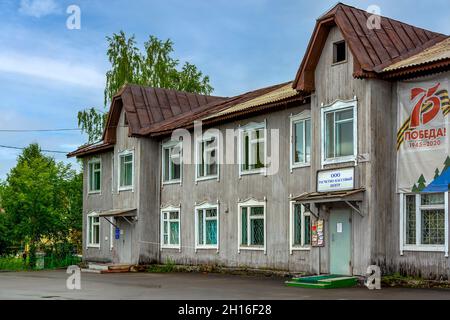Guryevsk, RUSSIA-20 giugno 2021: Vecchio edificio in legno, Guryevsk, Kemerovo regione-Kuzbass, Russia Foto Stock