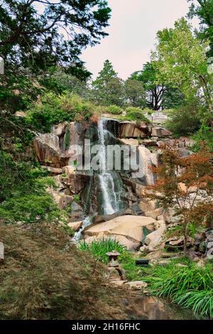 La cascata del Giardino Giapponese della tenuta Maymont a Richmont, VA. Foto Stock