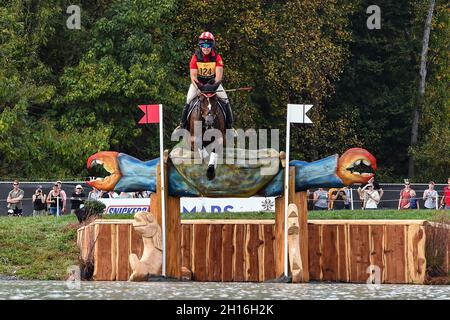 Fair Hill, MD, USA. 16 ottobre 2021. 16 ottobre 2021: Bruce O. Davidson Jr. (USA), a bordo di Jak My Style, compete durante il Cross Country Test al livello 5* durante il Maryland Five-Star alla Fair Hill Special Event zone di Fair Hill, Maryland il 16 ottobre 2021. Karina Serio/Eclipse Sportswire/CSM/Alamy Live News Foto Stock