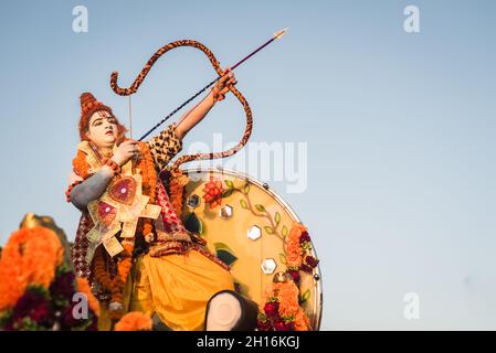Ritratto colpo di Lord RAM tiro freccia dal suo arco durante Ramleela in India Foto Stock