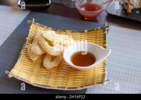 IKA Furai - anelli di calamari fritti in padella serviti con salsa di soia e salsa di peperoncino di fondo Foto Stock