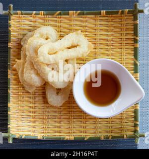 IKA Furai - anelli di calamari fritti in padella serviti con salsa di soia Foto Stock