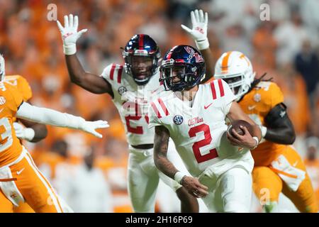 16 ottobre 2021: Matt Corral #2 dei ribelli del Mississippi corre la palla durante la partita di football NCAA tra i volontari dell'Università del Tennessee e i ribelli di Ole Miss al Neyland Stadium di Knoxville TN Tim Gangloff/CSM Foto Stock