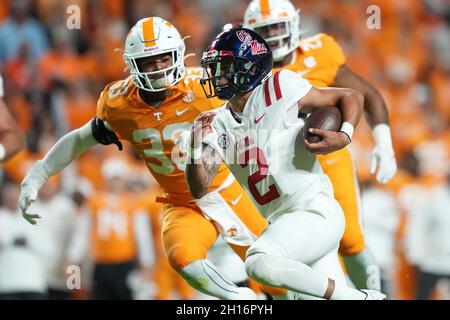 16 ottobre 2021: Matt Corral #2 dei ribelli del Mississippi corre la palla durante la partita di football NCAA tra i volontari dell'Università del Tennessee e i ribelli di Ole Miss al Neyland Stadium di Knoxville TN Tim Gangloff/CSM Foto Stock