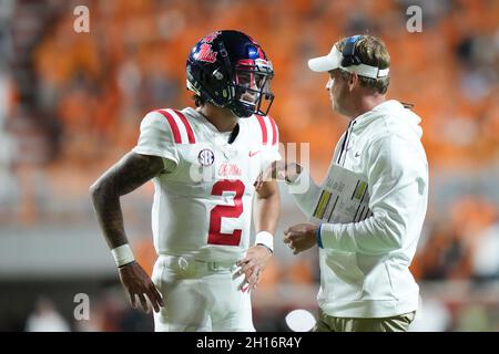 16 ottobre 2021: L'allenatore capo Lane Kiffin parla con Matt Corral #2 dei ribelli del Mississippi durante la partita di football NCAA tra i volontari dell'Università del Tennessee e i ribelli di Ole Miss al Neyland Stadium di Knoxville TN Tim Gangloff/CSM Foto Stock