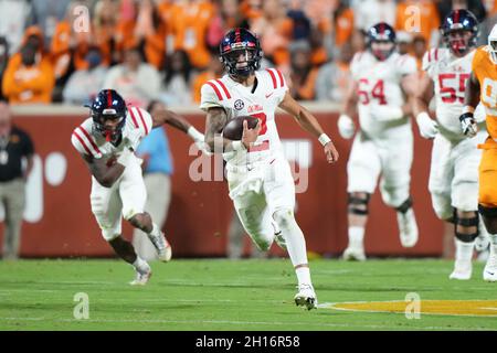 16 ottobre 2021: Matt Corral #2 dei ribelli del Mississippi corre la palla durante la partita di football NCAA tra i volontari dell'Università del Tennessee e i ribelli di Ole Miss al Neyland Stadium di Knoxville TN Tim Gangloff/CSM Foto Stock