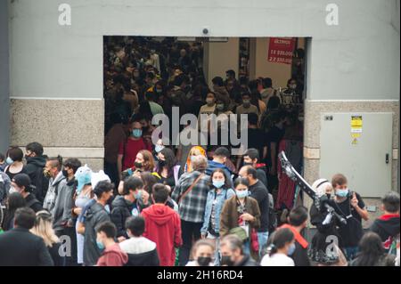 Durante il primo giorno del DIVANO (Salon del Ocio y la Fantasia) 2021, una fiera destinata al pubblico geek in Colombia che mescola Cosplay, giochi, supereroi e appassionati di film provenienti da tutta la Colombia, si vedono moltissime folle di persone che indossano maschere facciali per prevenire la diffusione della malattia COVID-19. A Bogotà, Colombia, il 14 ottobre 2021. Foto Stock