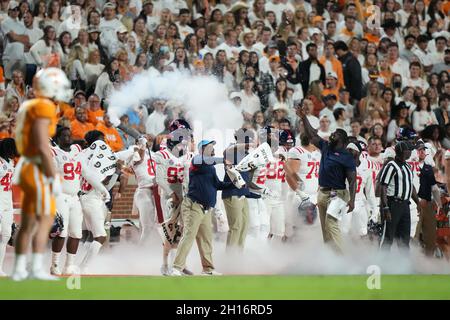 16 ottobre 2021: I ribelli del Mississippi festeggiano a margine durante la partita di football NCAA tra i volontari dell'Università del Tennessee e i ribelli dell'Ole Miss allo stadio Neyland di Knoxville TN Tim Gangloff/CSM Foto Stock