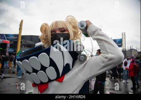 I fan di ANIME cosplay giocano i loro personaggi preferiti durante il primo giorno del DIVANO (Salon del Ocio y la Fantasia) 2021, una fiera rivolta al pubblico geek in Colombia che mescola Cosplay, giochi, supereroi e appassionati di film provenienti da tutta la Colombia, a Bogota, Colombia, il 14 ottobre 2021. Foto Stock