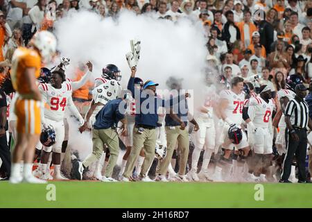 16 ottobre 2021: I ribelli del Mississippi festeggiano a margine durante la partita di football NCAA tra i volontari dell'Università del Tennessee e i ribelli dell'Ole Miss allo stadio Neyland di Knoxville TN Tim Gangloff/CSM Foto Stock