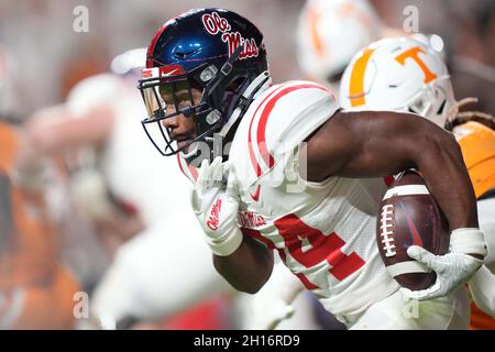 16 ottobre 2021: Snoop Conner #24 dei ribelli del Mississippi corre la palla durante la partita di football NCAA tra i volontari dell'Università del Tennessee e i ribelli di Ole Miss al Neyland Stadium di Knoxville TN Tim Gangloff/CSM Foto Stock