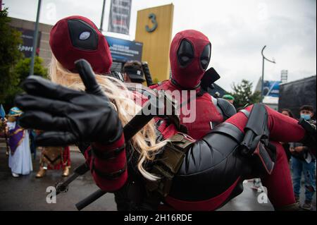 Una coppia vestita come Deadpool posa per una foto durante il primo giorno del DIVANO (Salon del Ocio y la Fantasia) 2021, una fiera rivolta al pubblico geek in Colombia che mescola Cosplay, giochi, supereroi e appassionati di film provenienti da tutta la Colombia, a Bogota, Colombia il 14 ottobre 2021. Foto Stock