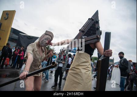 Un paio di personaggi della serie di videogiochi Horror Silent Hill, Pyramid Head e Nurse durante il primo giorno del DIVANO (Salon del Ocio y la Fantasia) 2021, una fiera rivolta al pubblico geek in Colombia che mescola Cosplay, gioco, supereroe e appassionati di film provenienti da tutta la Colombia, a Bogota, Colombia il 14 ottobre 2021. Foto Stock