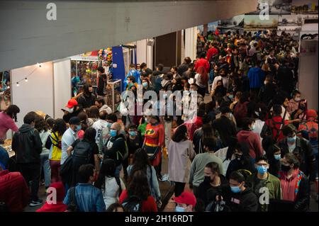 Durante il primo giorno del DIVANO (Salon del Ocio y la Fantasia) 2021, una fiera destinata al pubblico geek in Colombia che mescola Cosplay, giochi, supereroi e appassionati di film provenienti da tutta la Colombia, si vedono moltissime folle di persone che indossano maschere facciali per prevenire la diffusione della malattia COVID-19. A Bogotà, Colombia, il 14 ottobre 2021. Foto Stock