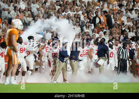 16 ottobre 2021: I ribelli del Mississippi festeggiano a margine durante la partita di football NCAA tra i volontari dell'Università del Tennessee e i ribelli dell'Ole Miss allo stadio Neyland di Knoxville TN Tim Gangloff/CSM Foto Stock