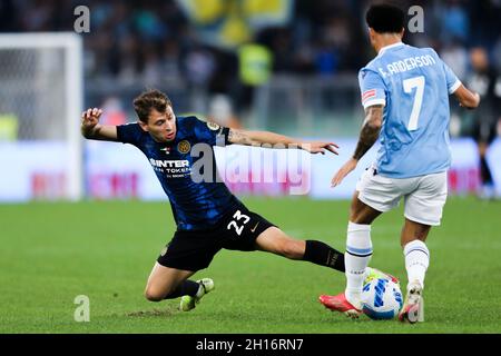 Il centrocampista italiano di Inter, Nicolo Barella (L), sfida per la palla con il brasiliano laziale Felipe Anderson in avanti durante la Serie Una partita di calcio tra SS Lazio e Inter all'Olimpico Stadium Roma, centro Italia, il 16 ottobre 2021. Foto Stock