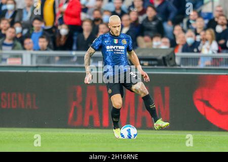 Il difensore italiano Federico Dimarco controlla la palla durante la Serie Una partita di calcio tra SS Lazio e Inter all'Olimpico Stadium Roma, centro Italia, il 16 ottobre 2021. InterÕs Foto Stock