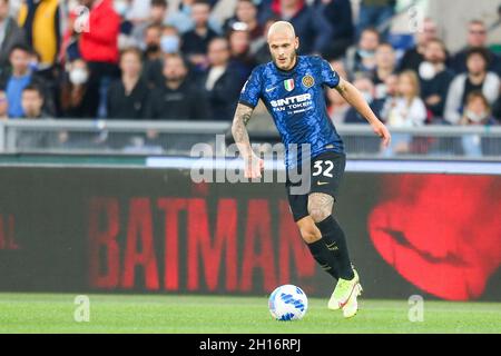 Il difensore italiano Federico Dimarco controlla la palla durante la Serie Una partita di calcio tra SS Lazio e Inter all'Olimpico Stadium Roma, centro Italia, il 16 ottobre 2021. InterÕs Foto Stock