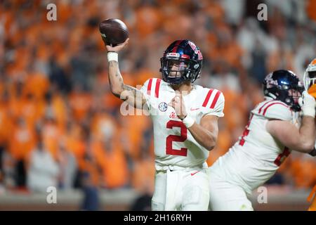 16 ottobre 2021: Matt Corral #2 dei ribelli del Mississippi lancia la palla durante la partita di football NCAA tra i volontari dell'Università del Tennessee e i ribelli di Ole Miss al Neyland Stadium di Knoxville TN Tim Gangloff/CSM Foto Stock