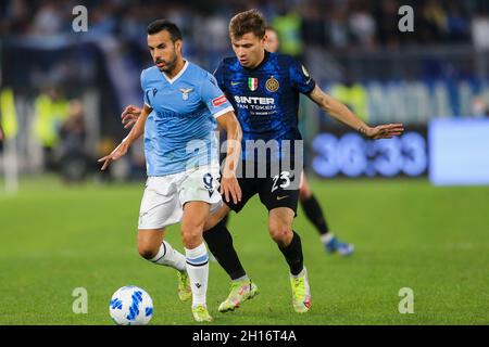 Lo spagnolo laziale in avanti Pedro sfida per la palla con il centrocampista italiano dell’Inter Nicolò Barella durante la Serie A di calcio tra SS Lazio e Inter all’Olimpico Stadium Roma, centro Italia, il 16 ottobre 2021. Foto Stock