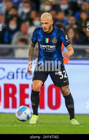 Il difensore italiano Federico Dimarco controlla la palla durante la Serie Una partita di calcio tra SS Lazio e Inter all'Olimpico Stadium Roma, centro Italia, il 16 ottobre 2021. InterÕs Foto Stock