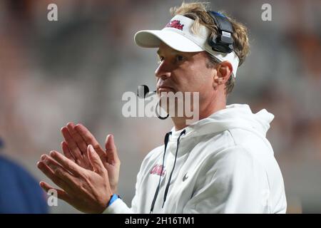 16 ottobre 2021: Allenatore di testa Lane Kiffin dei ribelli del Mississippi durante la partita di football NCAA tra i volontari dell'Università del Tennessee e i ribelli di Ole Miss al Neyland Stadium a Knoxville TN Tim Gangloff/CSM Foto Stock