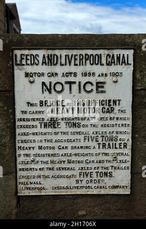 Vecchio cartello sul canale Leeds-Liverpool a Leeds. Foto Stock