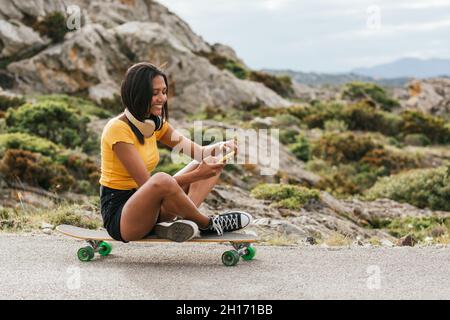 Un corpo pieno di giovani amici positivi sui pattini a rotelle godendo del tempo libero piacevole insieme Foto Stock