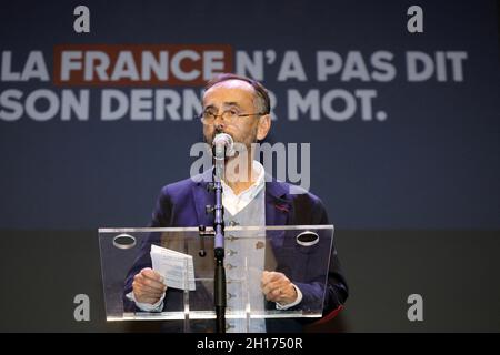 Il sindaco di Beziers Robert Menard parla al tour promozionale di Eric Zemmour per il suo libro "la Francia non ha detto la sua ultima parola" (la France n’a pas dit son dernier mot). Ménard ha sempre sognato "l'Unione dei diritti" il 16 ottobre 2021 a Beziers, nel sud della Francia. Il sindaco tentò di unire Marine le Pen ed Éric Zemmour, che passava per la sua città. Mentre la Francia è 'a un punto cruciale', ha chiesto al suo amico 'di incontrare' con Marine le Pen 'il prossimo febbraio quando le cose cristallizzano'. Chiaramente, chi è alle spalle nei sondaggi abbandona la corsa presidenziale a favore dell’altro. Foto di Patrick Avent Foto Stock