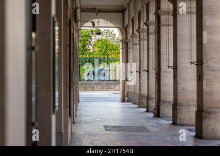 Sala giochi parigina con una scultura di leoni sullo sfondo, eseguita in primavera mattina senza gente Foto Stock