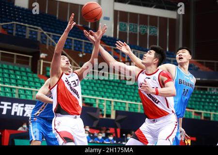 Zhuji, provincia cinese di Zhejiang. 17 ottobre 2021. Zhao Shuaizhou (2nd L) dei Dragoni Jiangsu compete durante la prima partita di round tra i Ducks di Pechino e i Dragoni Jiangsu alla stagione 2021-2022 della Lega Cinese di Basket Association (CBA) a Zhuji, provincia di Zhejiang della Cina orientale, 17 ottobre 2021. Credit: Liu Xu/Xinhua/Alamy Live News Foto Stock