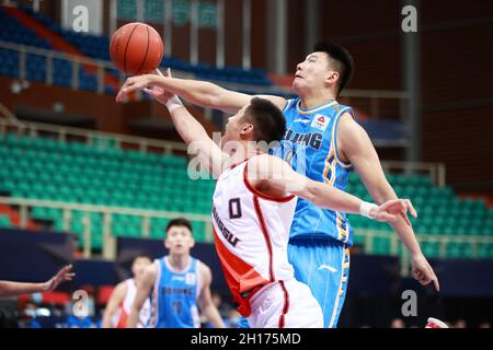 Zhuji, provincia cinese di Zhejiang. 17 ottobre 2021. Cui Xiaolong (L, fronte) dei Dragoni Jiangsu compete durante la prima partita di round tra i Ducks di Pechino e i Dragoni Jiangsu nella stagione 2021-2022 della Lega Cinese di Basket Association (CBA) a Zhuji, provincia di Zhejiang della Cina orientale, 17 ottobre 2021. Credit: Liu Xu/Xinhua/Alamy Live News Foto Stock