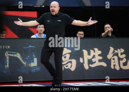 Zhuji, provincia cinese di Zhejiang. 17 ottobre 2021. Il capo allenatore Yannis Christopoulos di Pechino Ducks reagisce durante la prima partita di round tra Pechino Ducks e Dragoni Jiangsu alla stagione 2021-2022 del campionato cinese di Basketball Association (CBA) a Zhuji, provincia cinese orientale di Zhejiang, il 17 ottobre 2021. Credit: Liu Xu/Xinhua/Alamy Live News Foto Stock