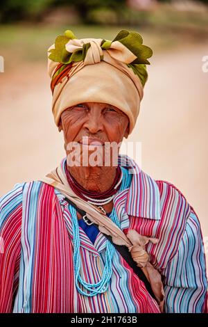 Una vecchia donna bushman da Kalahari centrale, villaggio New Xade in Botswana Foto Stock