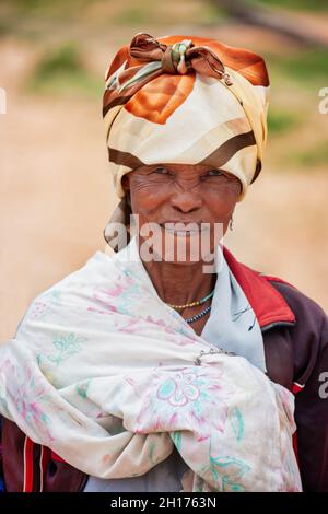 Una vecchia donna bushman da Kalahari centrale, villaggio New Xade in Botswana Foto Stock