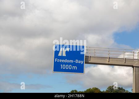 Segnale autostradale come immagine simbolica per la cosiddetta Freedom Day Germania Foto Stock