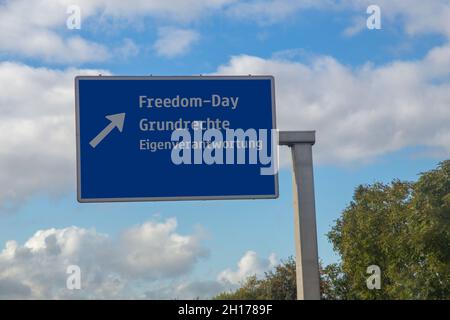 Segnale autostradale come immagine simbolica per la cosiddetta Freedom Day Germania Foto Stock