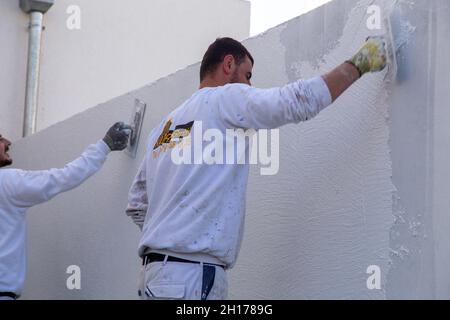 Gli intonaci intonacano la facciata di un nuovo edificio Foto Stock