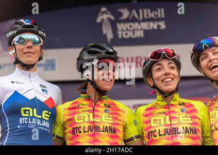 Eugenia Bujak, Marta Bastianelli, Sophie Wright, Maaike BOOGAARD team Ale BTC Ljubljana si prepara a gareggiare la gara ciclistica Women's Tour fase quattro Foto Stock