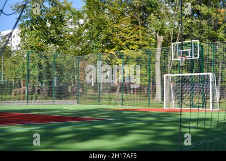 Scuola di calcio stadio. Campo da calcio vuoto dietro la recinzione di ferro Foto Stock