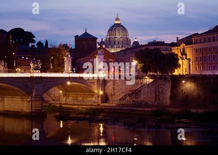 Roma, Italia - Settembre 27 2021: Vista del e del suo skyline durante il tramonto con famosi monumenti sullo sfondo. Paesaggio urbano serale con ponte vecchio Foto Stock