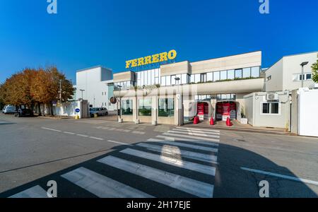 Alba, Cuneo, Italia - 12 ottobre 2021: Costruzione della fabbrica Ferrero, famosa e grande fabbrica dolciaria che produce Nutella, in via Vivaro Foto Stock