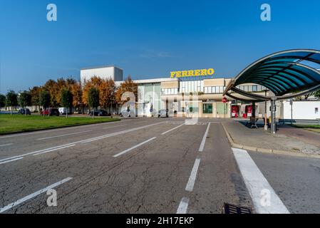 Alba, Cuneo, Italia - 12 ottobre 2021: Costruzione della fabbrica Ferrero, famosa e grande fabbrica dolciaria che produce Nutella, in via Vivaro Foto Stock