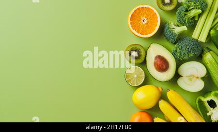 Verdure e frutta cornice su sfondo verde orizzontale piano spazio copia Foto Stock