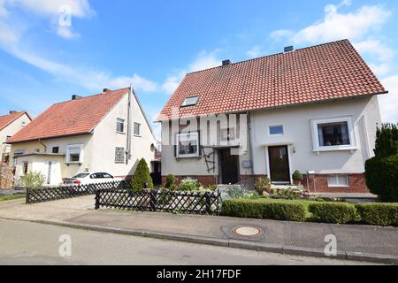 Casa semi-indipendente dal periodo post-bellico tedesco a Lindhorst Foto Stock